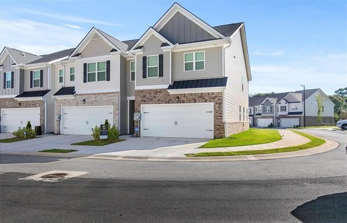 179 Hampton Cir — Photo 1