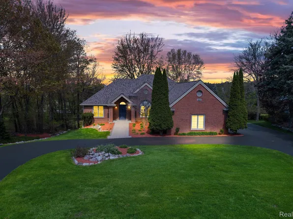 8261 Staghorn Trl, Clarkston, MI 48348