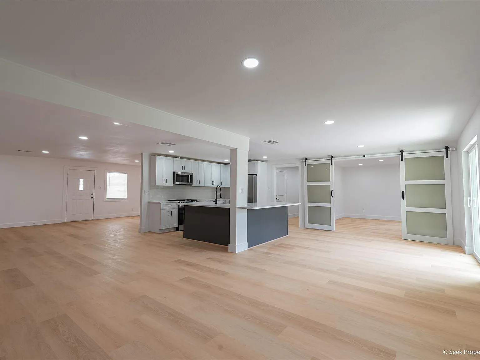 3 bed, 2.0 bath, 2276 sqft, $2,650 — Photo 3