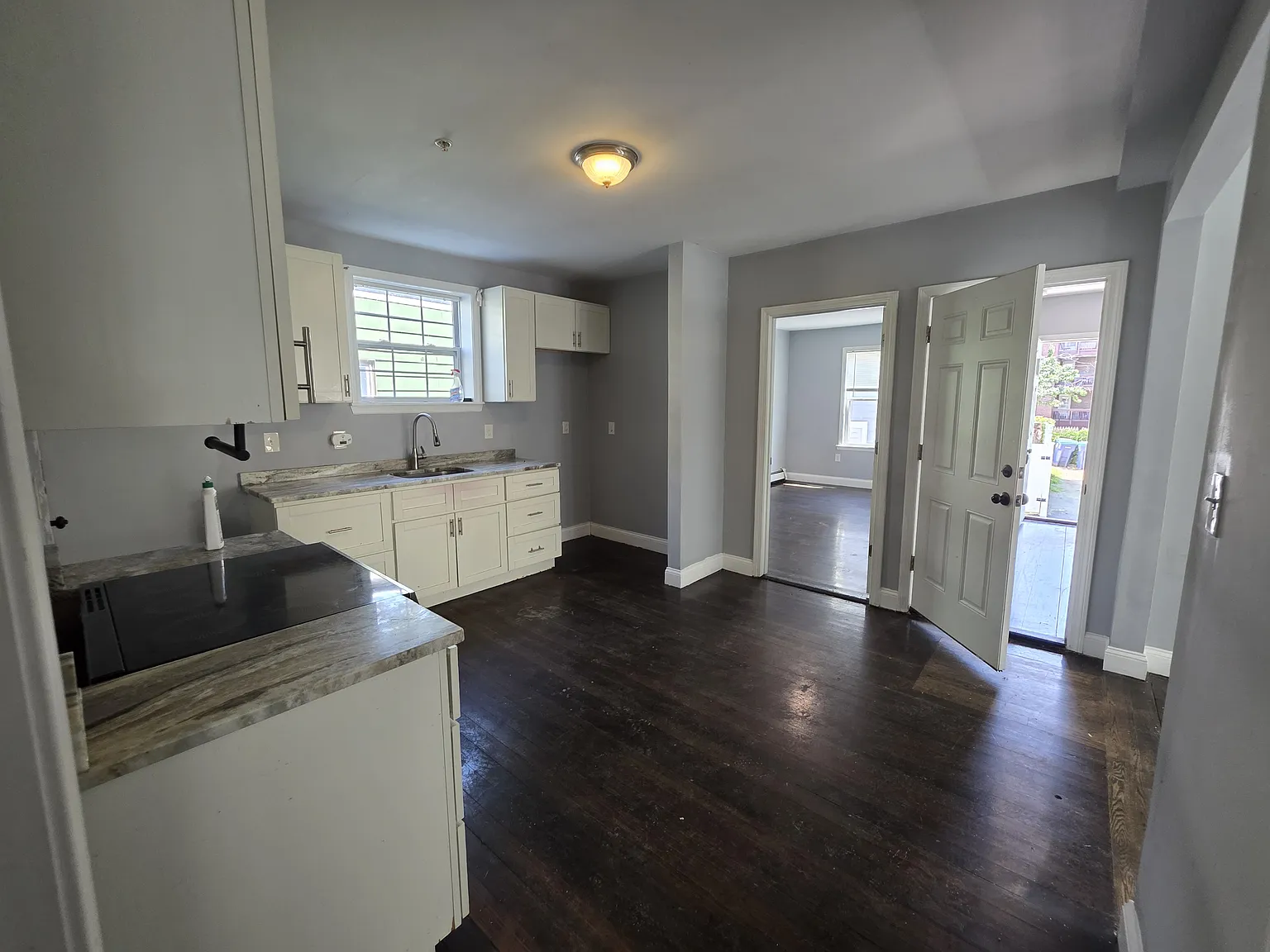 3 bed, 1300 sqft, $3,100 — Photo 2