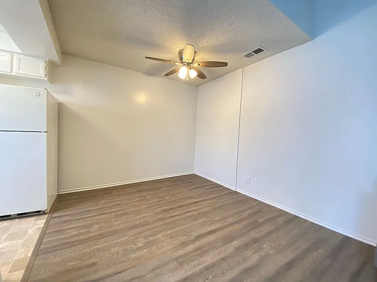 Farmdale Court Apartments — Photo 26