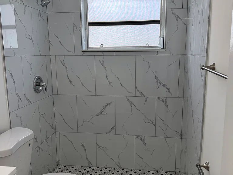 945 SE 12th St #1 — Photo 5