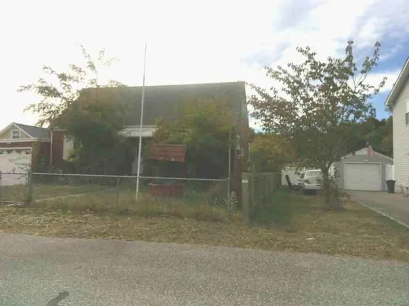 577 S 9th St, Lindenhurst, NY 11757