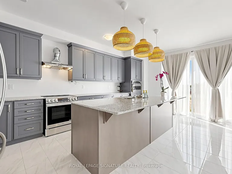 635 Newlove St — Photo 5