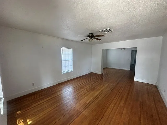 3 bed, 1218 sqft, $2,100 — Photo 2