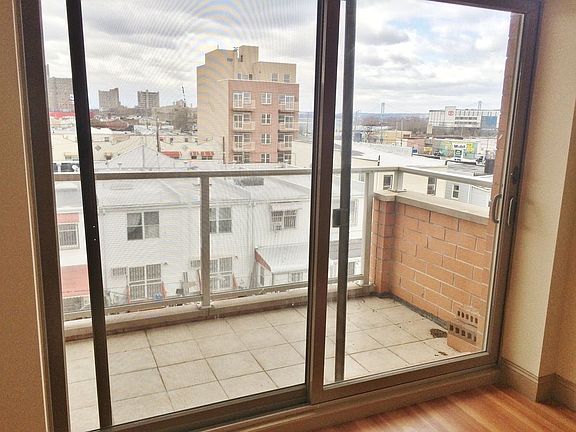 4th image of 2828 W 16th St APT 4E