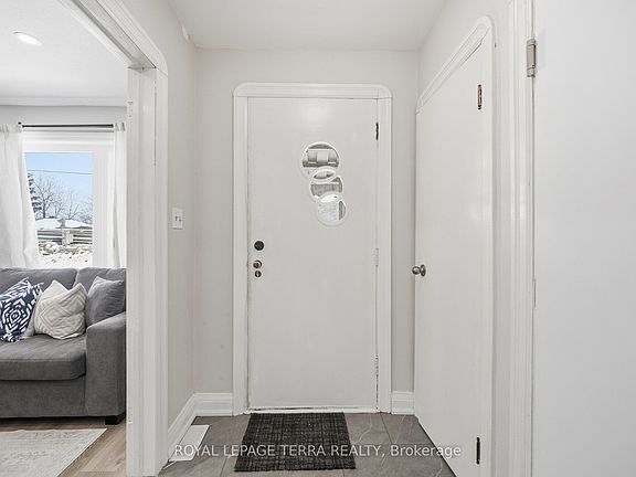 5th image of 742 Ritson Rd S