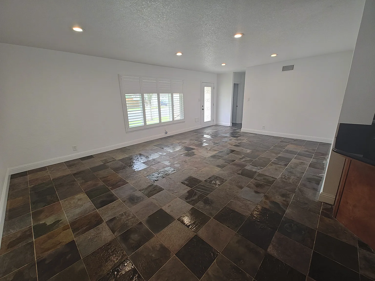 4 bed, 1760 sqft, $3,130 — Photo 2