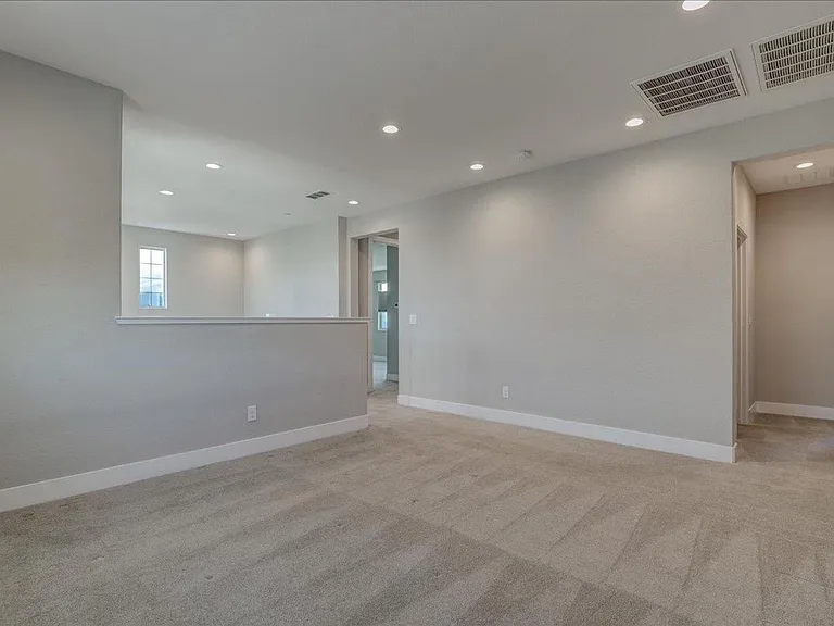 579 Honeysuckle Dr — Photo 7
