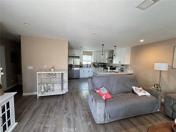 3rd image of 15057 Paddock St