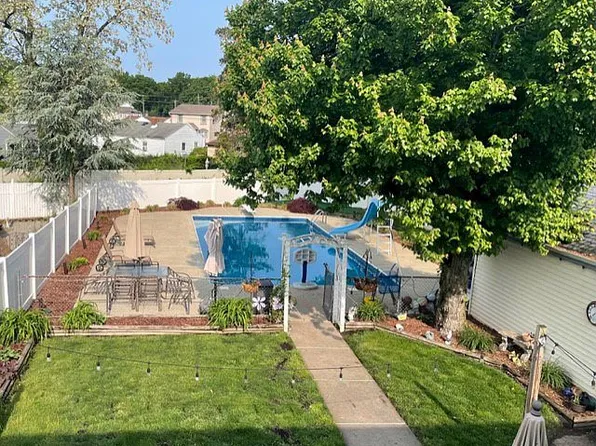 17 Becker Dr, Parlin, NJ 08859