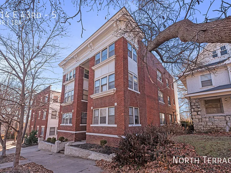 814 E 43rd St #5 — Photo 16