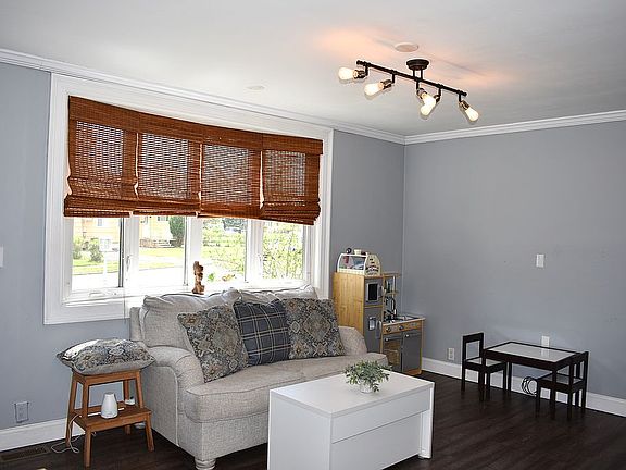 2nd image of 21 Colonial Rd