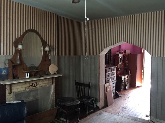 5th image of 212 Bowen St