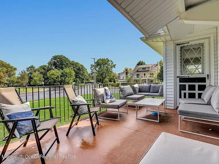 110 Monmouth Dr — Photo 3