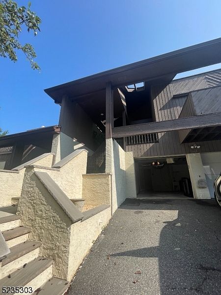 1st image of 105 Barringer Ct