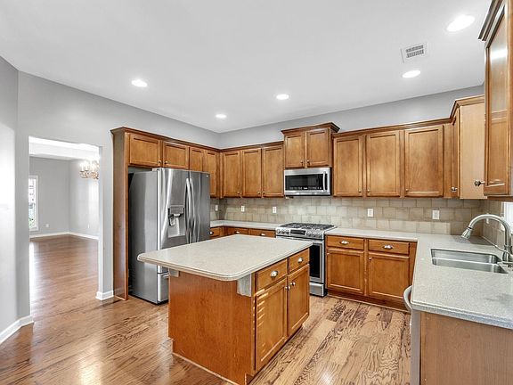 3rd image of 14 Kinderwood Ct