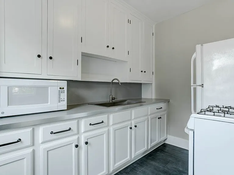 7437 N Saint Louis Ave #8 — Photo 6