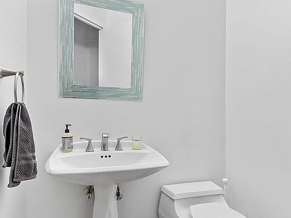 5th image of 145 E 48th St APT 31D
