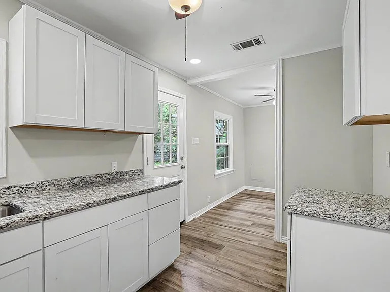 221 W Taylor St — Photo 9