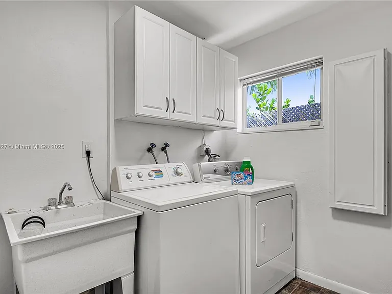 421 NE 22nd Ave — Photo 24