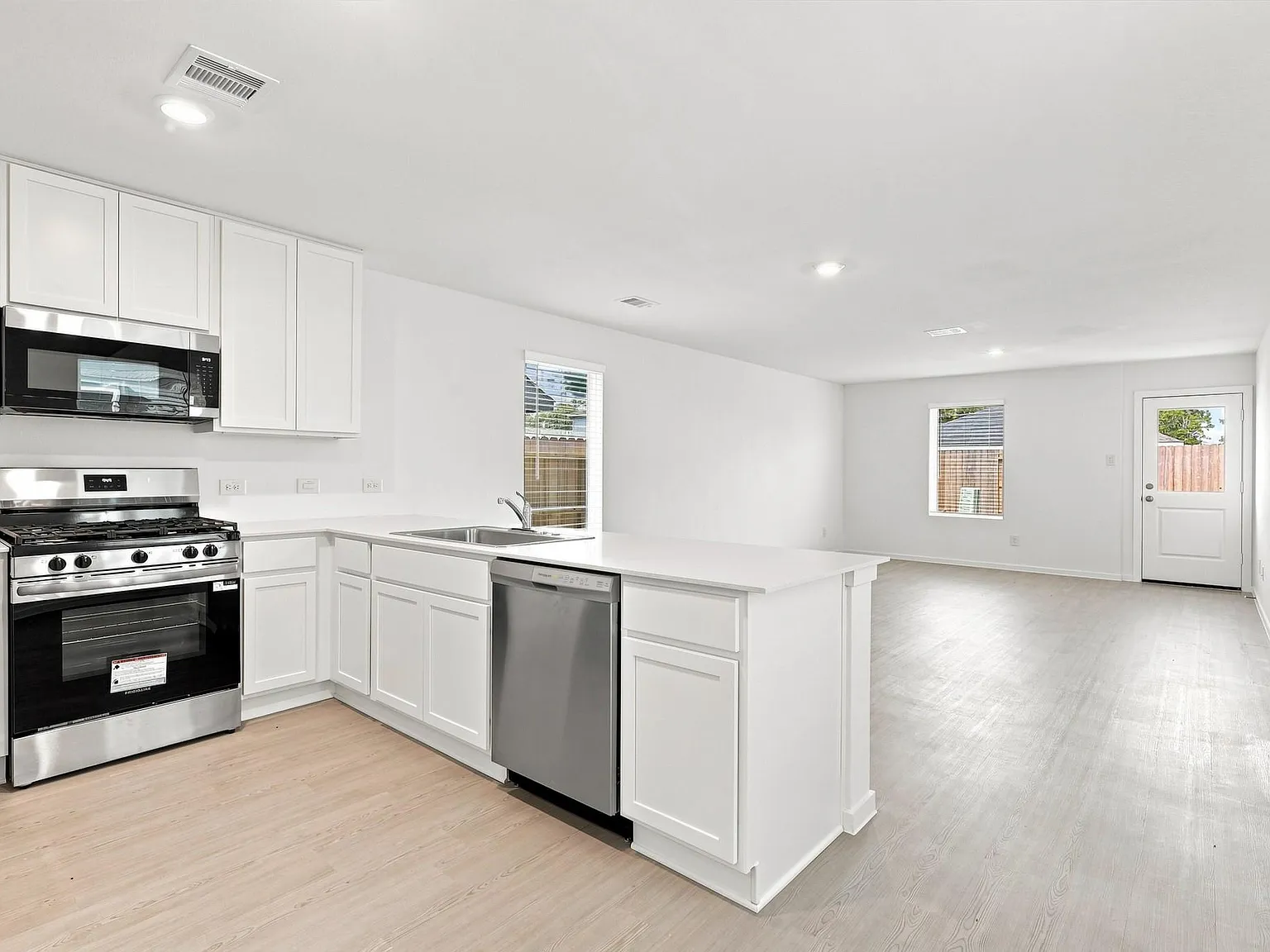 4 bed, 2.5 bath, $1,799 — Photo 2