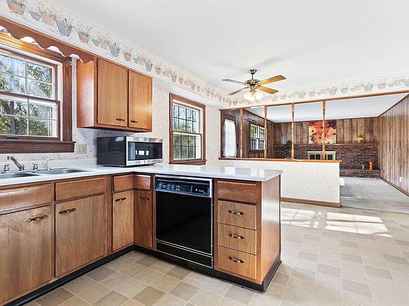 5th image of 895 Middlebury Dr