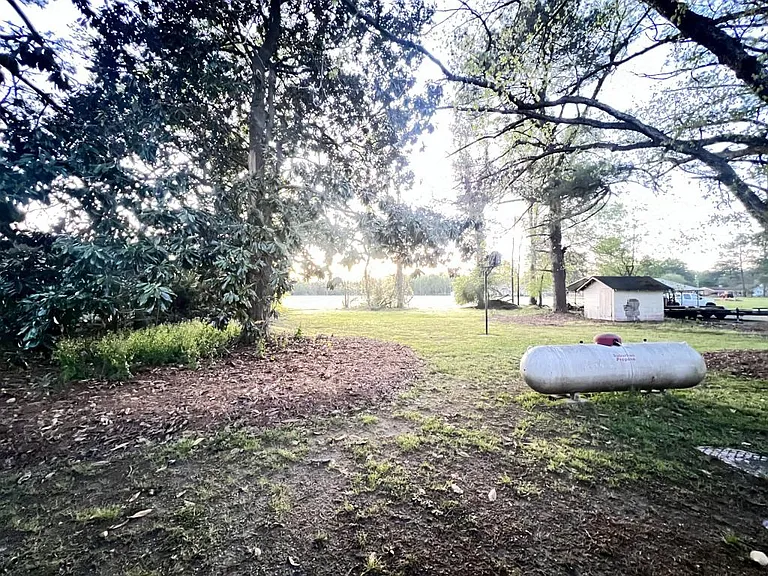 1510 Clarksville Dr — Photo 2