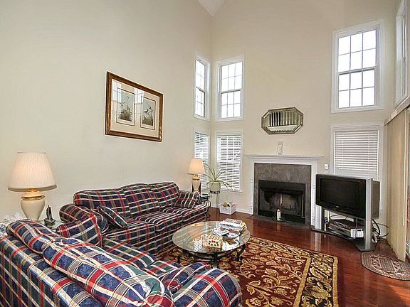 Family room - 25' Skyrocketing ceilings