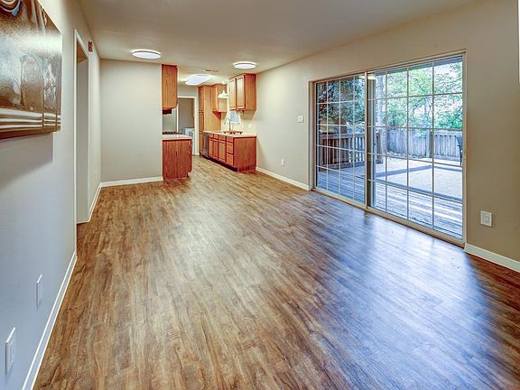 3rd image of 4017 Vineland Dr