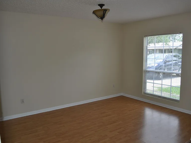 89 Berkshire Ln — Photo 2