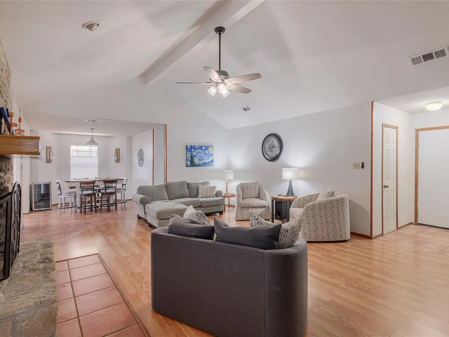 3 bed, 2.0 bath, 1394 sqft, $3,800 — Photo 3