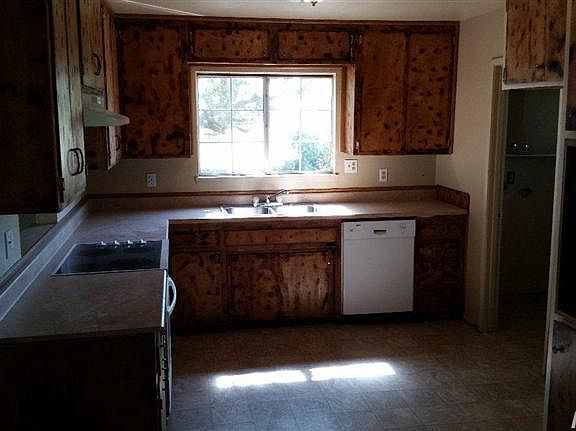 4th image of 11118 Victory Ave
