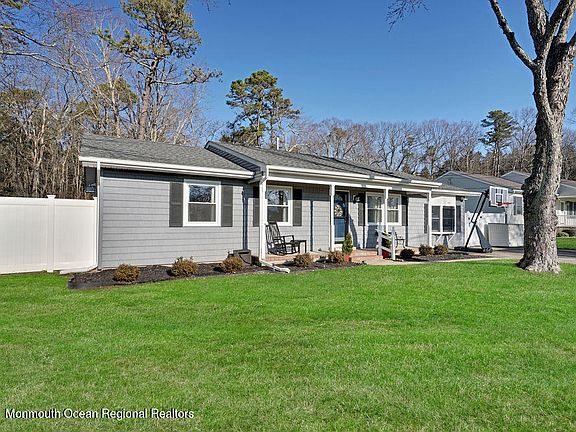 2nd image of 402 Woodlawn Dr