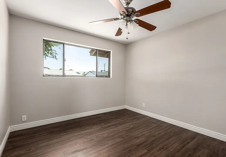 352 E Beatryce St — Photo 23