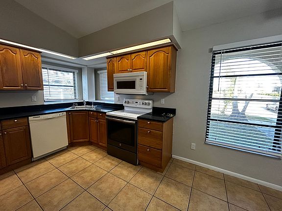 4th image of 3307 SW 11th Pl