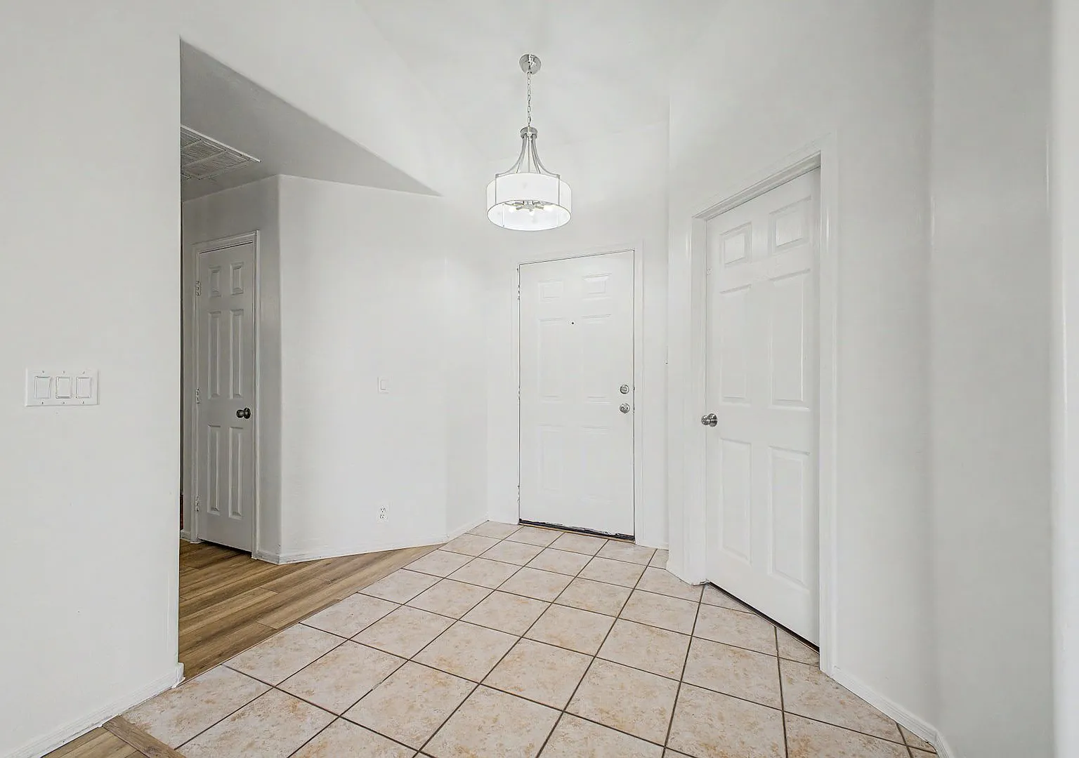 Perfect 4 BR Single Level Home — Photo 2