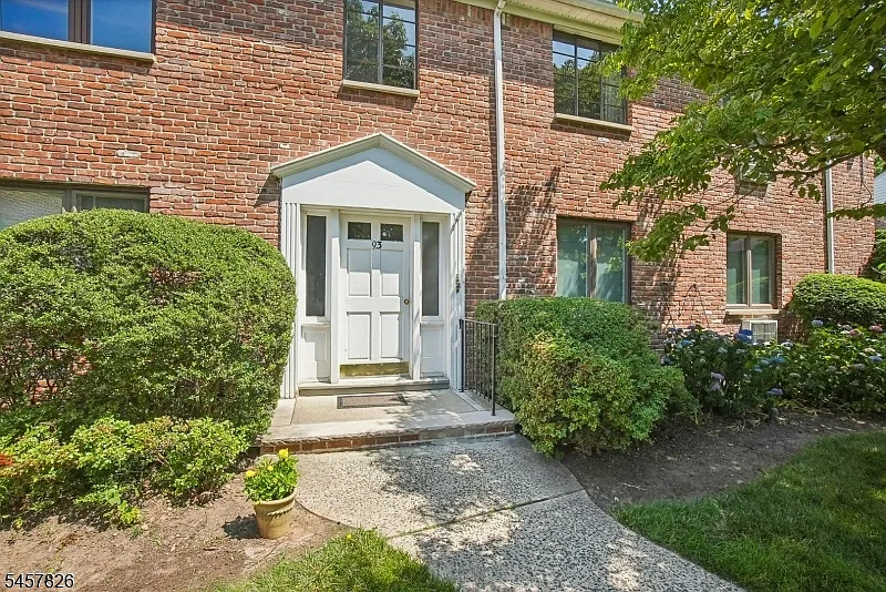 1 bed, 1.0 bath, $2,200 — Photo 2