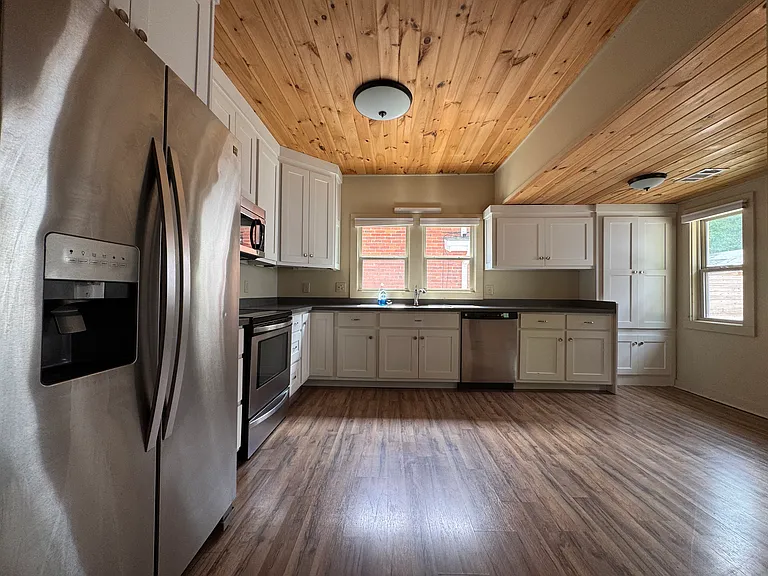 385 Main St — Photo 5