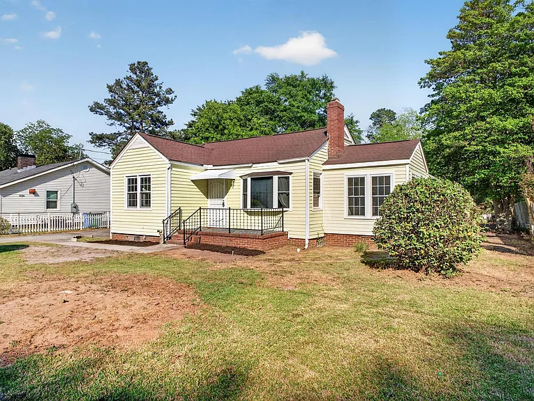 450 Williamsburg St — Photo 3