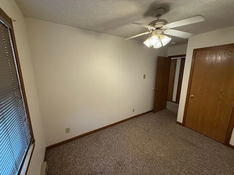 Leslie Manor Apartments — Photo 28