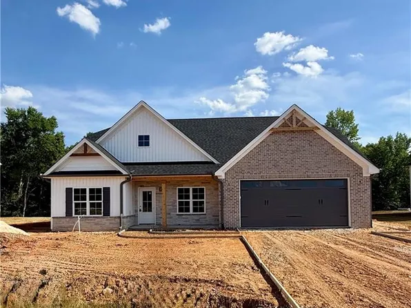 377 Enclave Dr, Clemmons, NC 27012