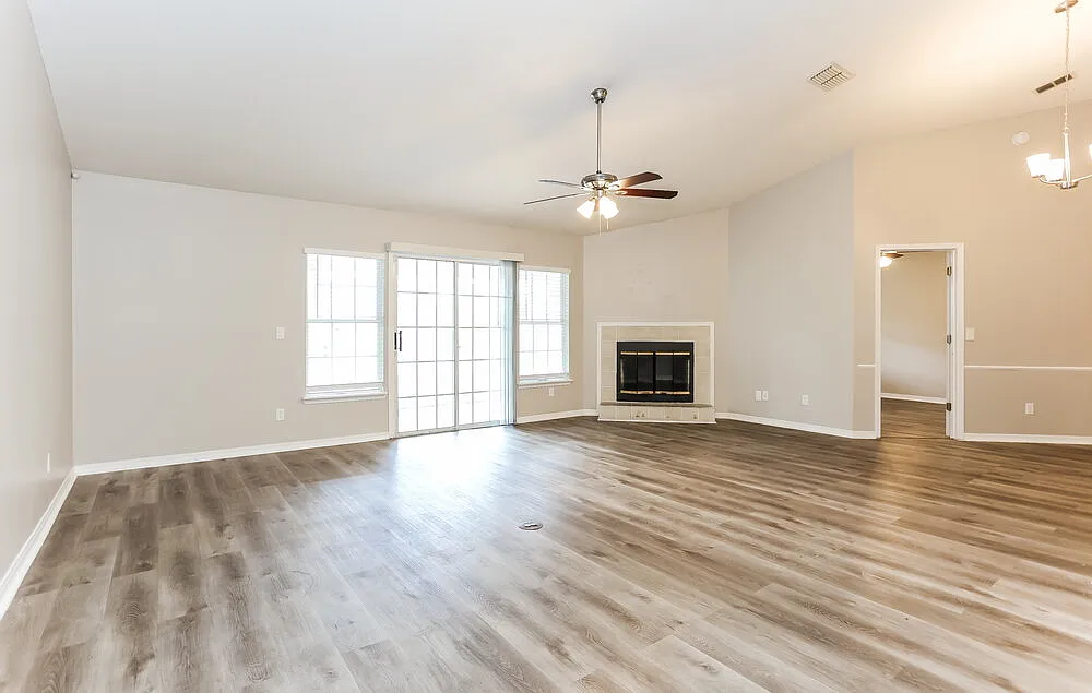 3 bed, 2.0 bath, 1556 sqft, $1,935 — Photo 4