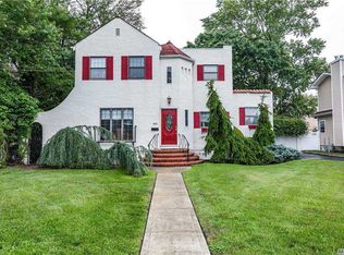 245 Wynsum Ave, Merrick, NY 11566