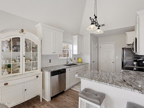 5th image of 1630 Village Point Road SW