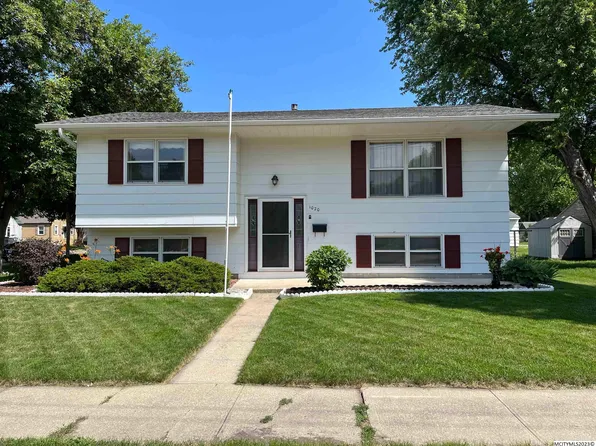 1020 9th St NW, Mason City, IA 50401