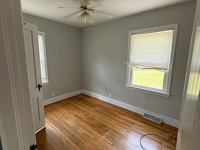 324 E Peterson Dr — Photo 32