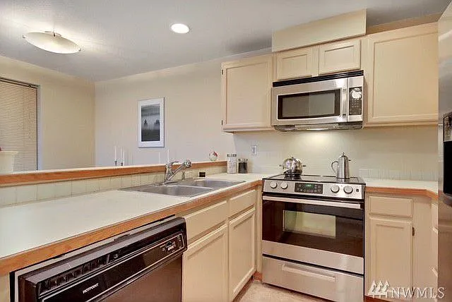 Top Level Condo in Des Moines — Photo 3