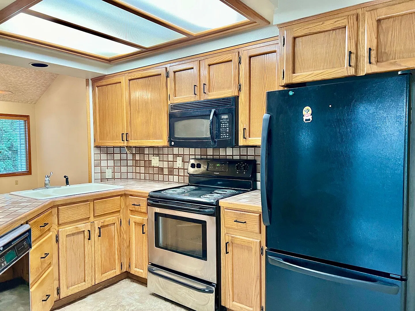 Spacious 3-Bedroom Home Near Mt. Tabor, Two Car Garage & W/D! — Photo 2