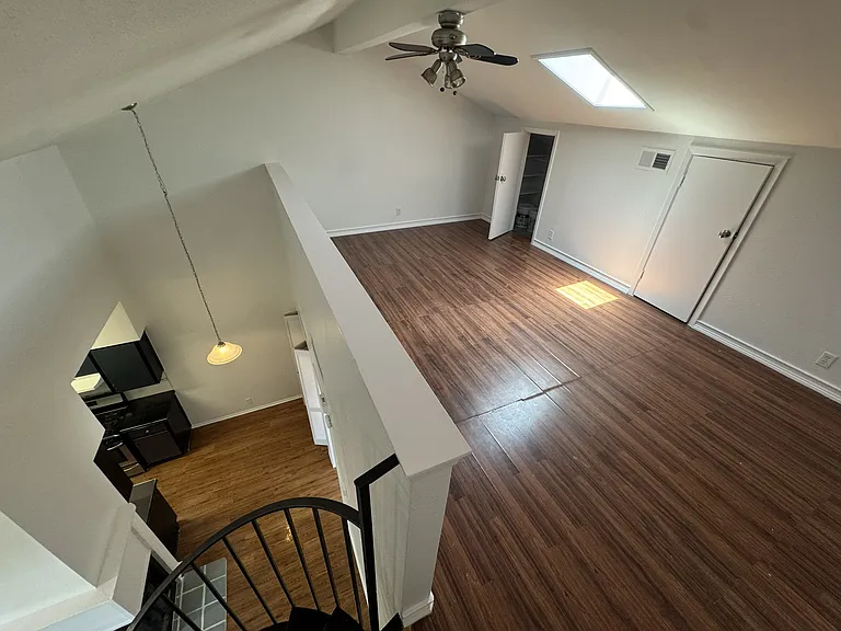 303 W 35th St #303 — Photo 14